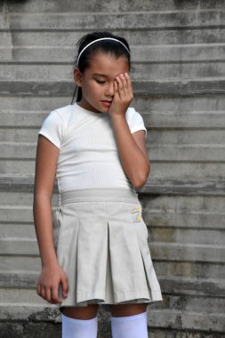 Duvarın önünde etek giyen çeşitli çocuk ve depresyon.