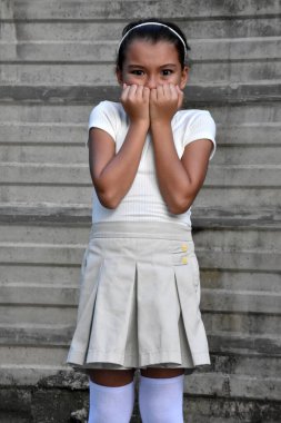 Duvarın Yanındaki Etek Giyen Farklı Kadın Çocuk