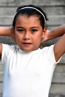 Güzel Kız ve Güven Duvara Yaklaştı