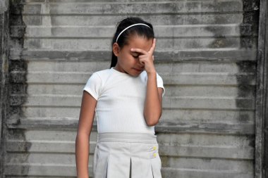 Filipinli Kız ve Duvarın Yakınındaki Endişe