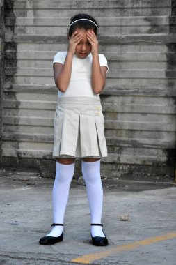 Endişeli Filipinli Kadın Otoparktaki Genç Kız