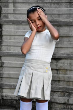 Duvarın yanında Etek Giyen Çeşitli Çocuk ve Endişe