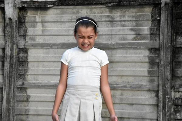 Filipinli Kadın Çocuk ve Endişeli Saç bandı Duvar Yanı Başında