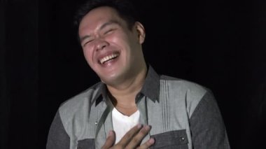 Gülen Yetişkin Asyalı Erkek Siyahta Yalıtılmış