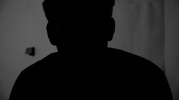 黑暗房间里男人的轮廓 — 图库视频影像