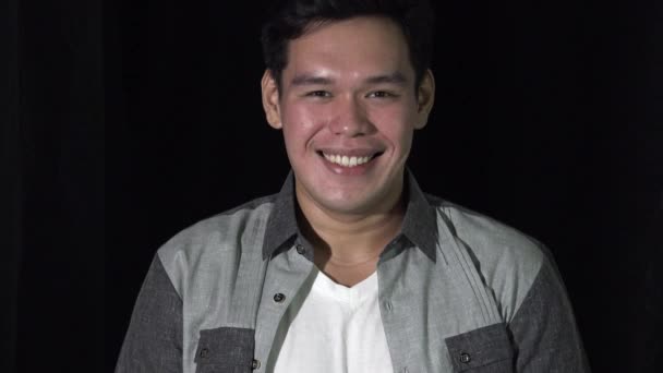 Lächelnde Erwachsene Asiatische Männchen Isoliert Auf Schwarz — Stockvideo