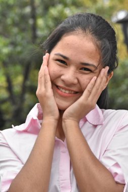 Açık havada pembe gömlek giyen Filipinli genç adam şaşırdı.