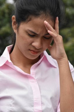 Genç Kadın ve Endişeli Pembe Gömlekli Kafa Fotoğrafı