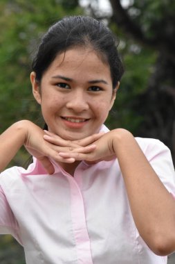 Şirin bir Filipinli Kadın Çocuk Portresi