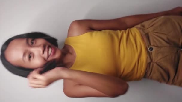 Modelo Feminino Indonésio Bonito Posando Isolado — Vídeo de Stock