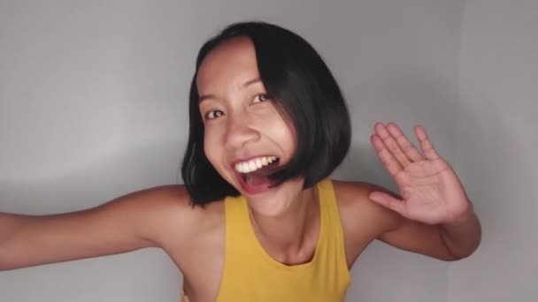 Glücklich Asiatische Frau Die Hände Bewegt Oder Tanzt — Stockvideo
