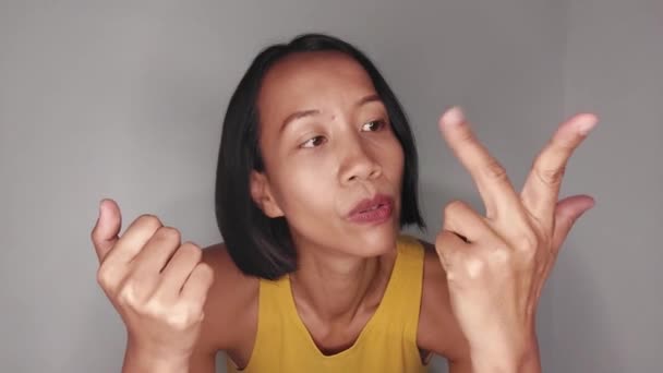 Eine Verwirrte Asiatin Die Isoliert Zählt — Stockvideo