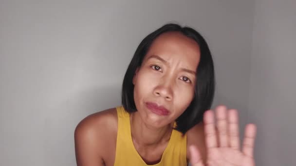 Eine Glückliche Asiatin Winkt Zum Abschied — Stockvideo