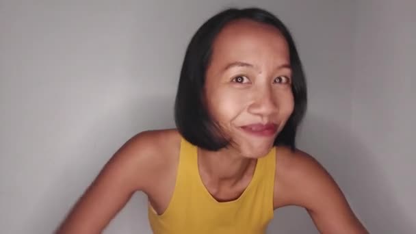 Φιλική Ευτυχισμένη Ασιάτισσα Γυναίκα Λέει Καλώς Ήρθατε — Αρχείο Βίντεο