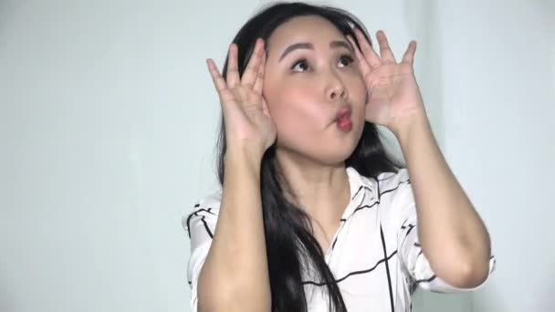 Asiatisch Erwachsene Weibliche Frau Herstellung Lustige Gesichter Isolated — Stockvideo