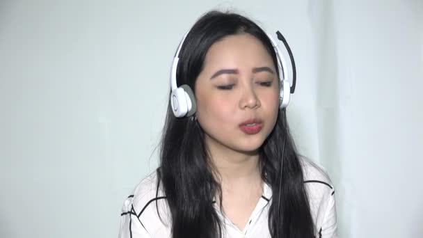 Mujer Asiática Adulta Escuchando Música Auriculares Aislados — Vídeos de Stock