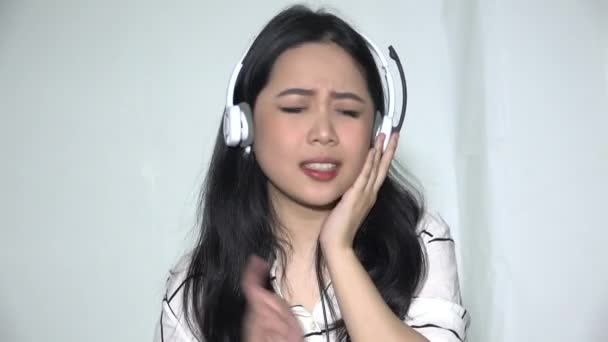 Mulher Adulta Asiática Cantando Para Música Usando Fones Ouvido Isolados — Vídeo de Stock