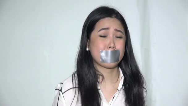沉默的亚洲成年女性康德用胶带捂住嘴闭口不谈 — 图库视频影像