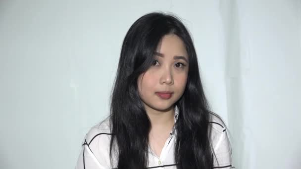 Een Verlegen Aziatische Vrouw Volwassen Geïsoleerd — Stockvideo