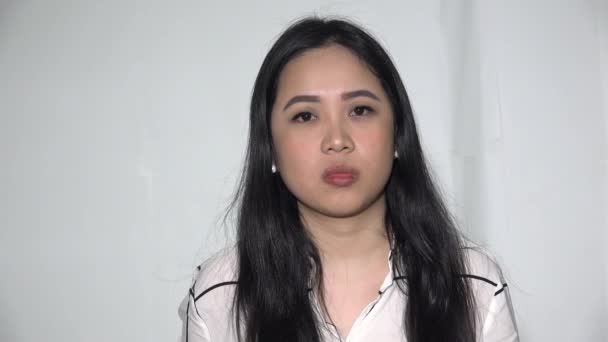 Kızgın Asyalı Saldırgan Kadın Yetişkin Tecrit Edildi — Stok video