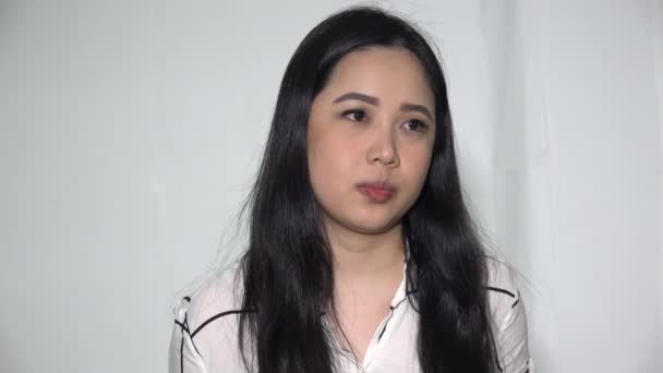 一个愤怒的亚洲成年女性孤立无援 — 图库视频影像