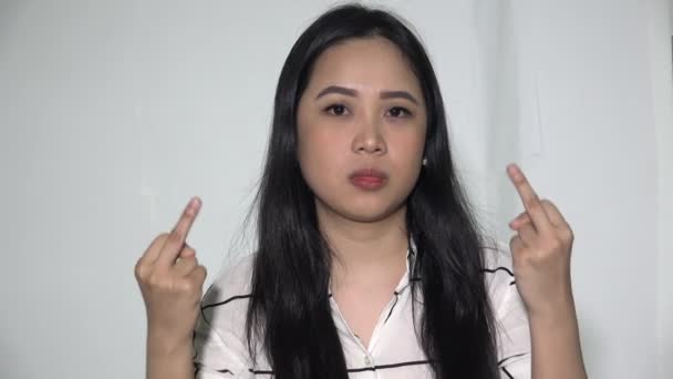 Sint Offensiv Asiatisk Voksen Kvinne Isolert – stockvideo