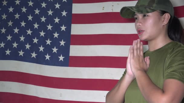 Christian Female Dengan Usa Bendera Berdoa — Stok Video