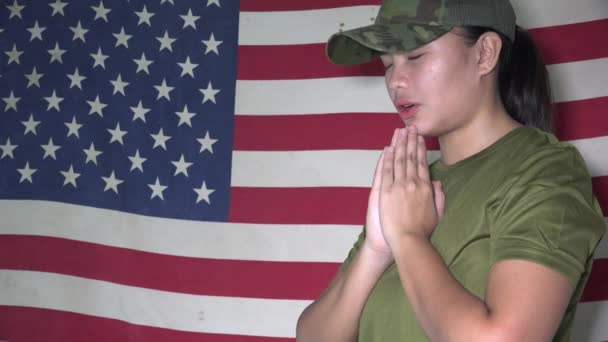 Asiatisk Kvinna Med Usa Flagga Ber — Stockvideo