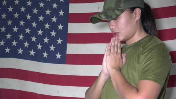 Religiöse Asiatin Mit Usa Flaggengebet — Stockvideo