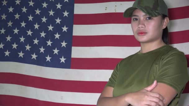 アメリカ国旗を持つ本格的なアジア女性 — ストック動画