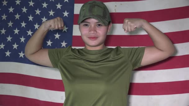 Forte Ásia Mulher Flexing Músculos Com Eua Bandeira — Vídeo de Stock