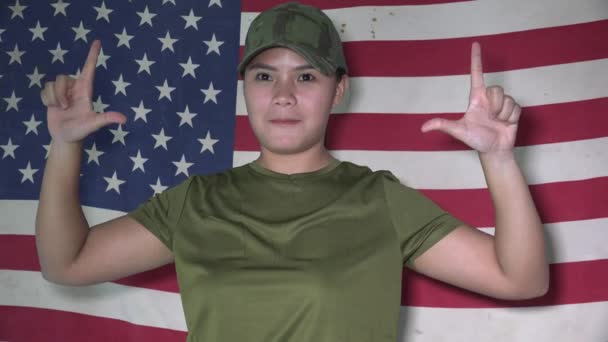 Usa Bayrağı Taşıyan Bir Kadın Asker — Stok video