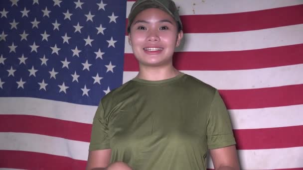 アメリカ国旗を持つ幸せな軍隊の女性 Talking — ストック動画