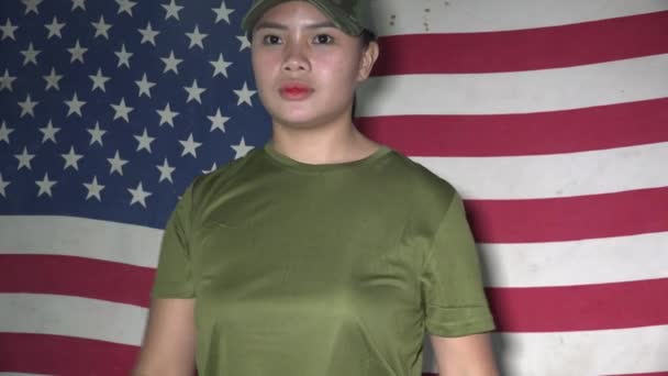 Armé Kvinnlig Soldat Marscherar Med Usa Flagga — Stockvideo