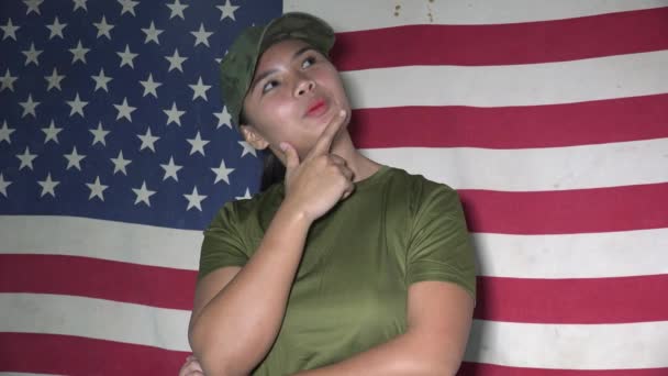 アメリカ国旗と話す陸軍女性兵士 — ストック動画
