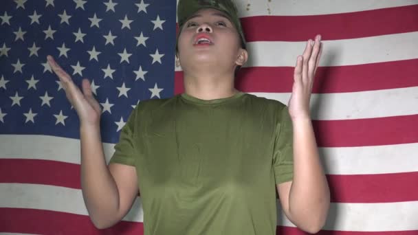 Förvirrad Armé Kvinnlig Soldat Talar Med Usa Flagga — Stockvideo