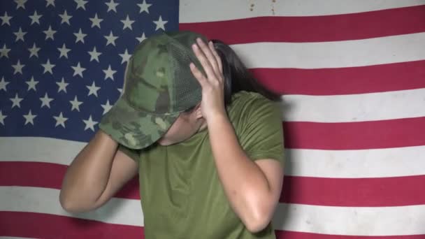 Soldado Femenino Del Ejército Estresado Con Bandera — Vídeos de Stock