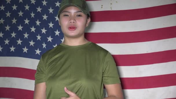 Arméns Kvinnliga Soldat Pratar Med Usa Flag — Stockvideo
