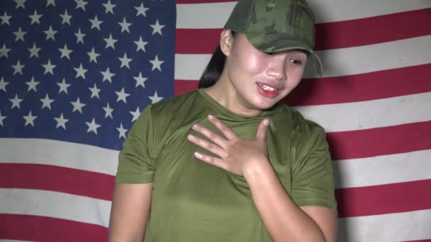 Soldado Femenino Del Ejército Con Bandera — Vídeo de stock