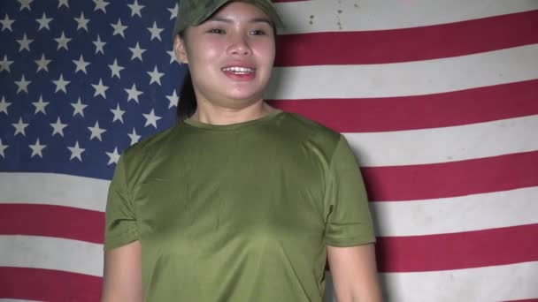 Στρατιωτική Γυναίκα Στρατιώτης Μιλώντας Σημαία Usa — Αρχείο Βίντεο