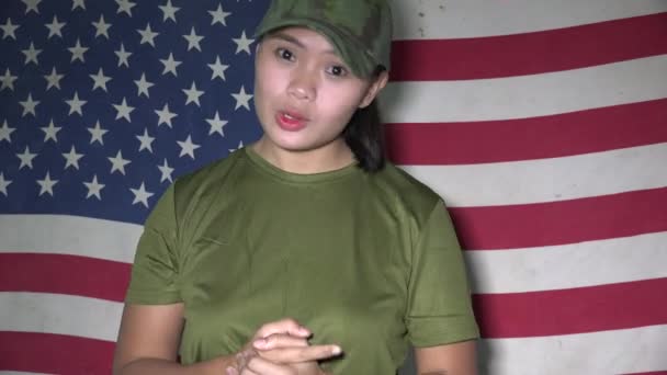 Stern Army Female Soldier Talking Usa Flag — Stock Video