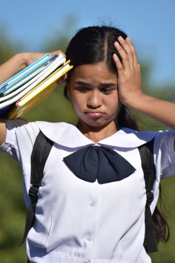 Güzel Asyalı Kız Öğrenci ve Ders Kitaplarıyla Karışıklık