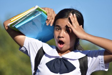 Üniforma giyen ürkmüş liseli kız