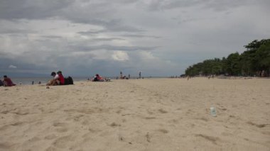 Kum Kumsalındaki İnsanlar Bunaltıcı Bir Gün