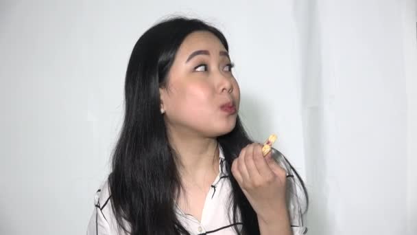 Γυναίκα Ενήλικη Γυναίκα Τρώει Cookie Απομονωμένη — Αρχείο Βίντεο