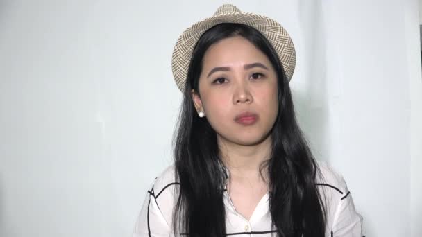Allvarlig Asiatisk Kvinna Bär Hatt Isolerad — Stockvideo
