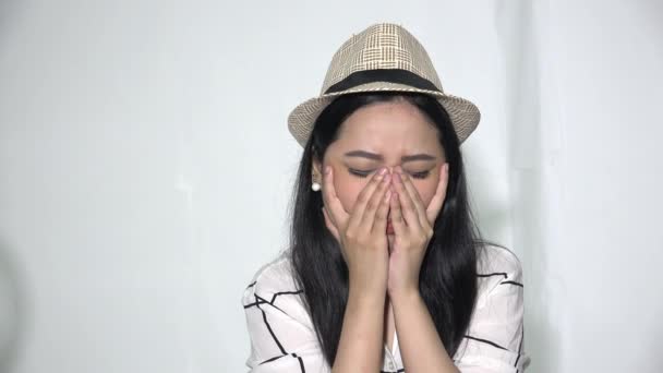 Een Trieste Angstige Aziatische Vrouw Geïsoleerd — Stockvideo