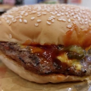 Bir çizburger, ketçap ve turşu.