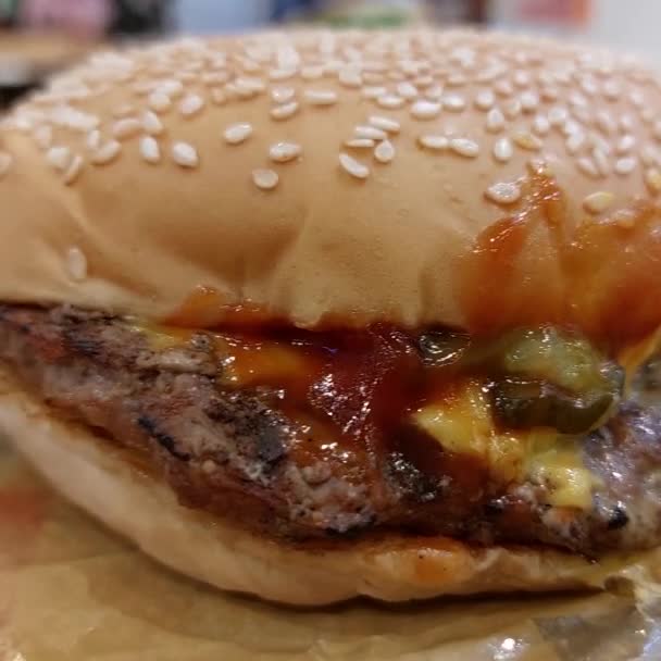 Ein Cheeseburger Sandwich Ketchup Und Essiggurken — Stockvideo