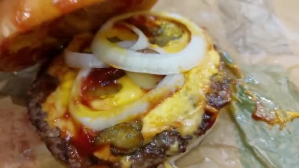 Cheeseburger Ceapă Ketchup Murături — Videoclip de stoc